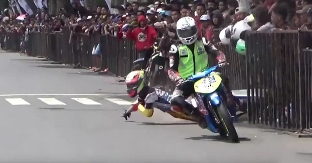 Este tío derriba a su rival en plena carrera y más tarde lo paga caro