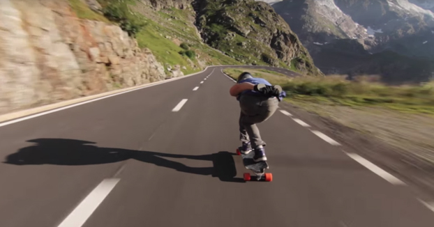 El brutal descenso en longboard a más de 100 km/ que te los pondrá de corbata...