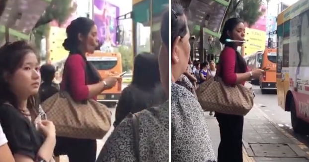 Una mujer utiliza un dispositivo de fitness facial en una parada de autobús y deja desconcertados a los allí presentes