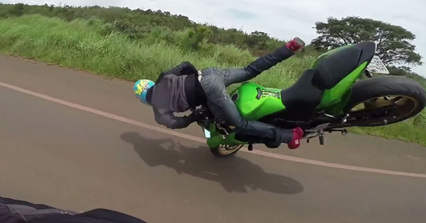 Intenta hacer una acrobacia con su Kawasaki Z750 y le acaba cayendo la moto en sus partes íntimas