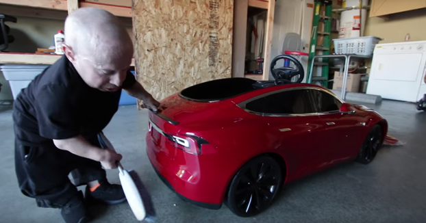 El actor Verne Troyer hace un unboxing de su nuevo coche: Un mini Tesla