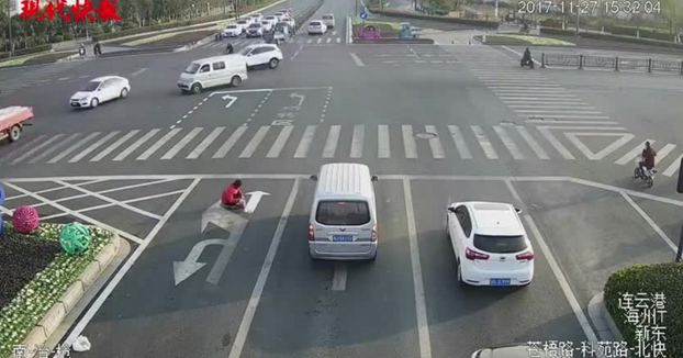 Pinta sus propias señales en la carretera para evitar el tráfico de la mañana