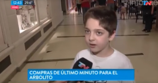 Un reportero le pregunta a un niño judío si le escribió la carta a Papá Noel