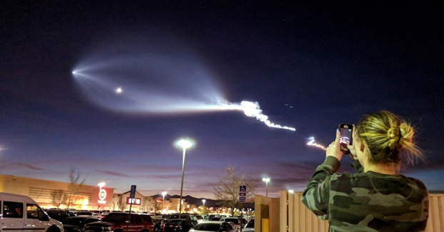 El cohete SpaceX sobrevolando Los Ángeles