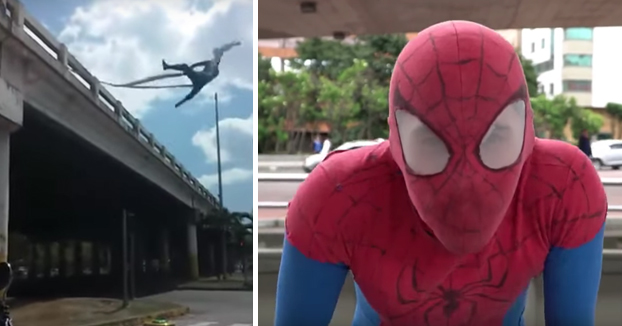 Se gana la vida haciendo de Spiderman en los semáforos de la ciudad de Bogotá