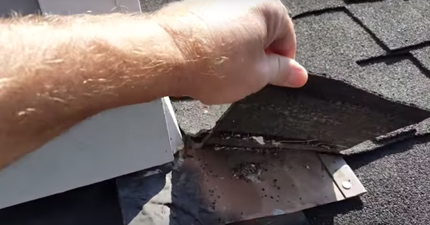 Paga una pasta por renovar el tejado de su casa y descubre la chapuza que le han hecho