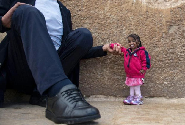 La mujer más pequeña del mundo se reúne con el hombre más alto