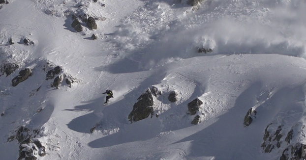 Avalancha de nieve en el corazón de los Pirineos mientras hacía snow