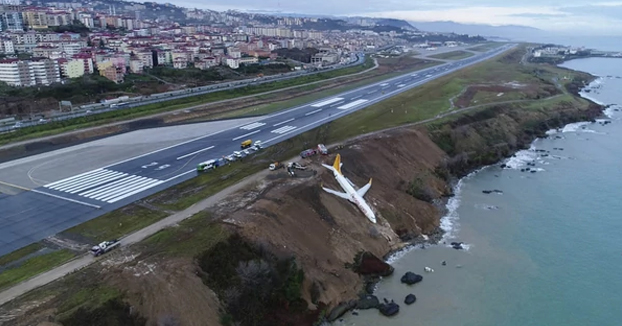 Un avión con 162 pasajeros cae por un acantilado al aterrizar en Trebisonda