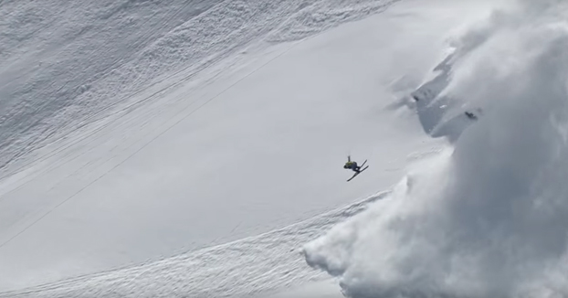 Está a punto de pillarle una avalancha de nieve y aún así se marca este backflip