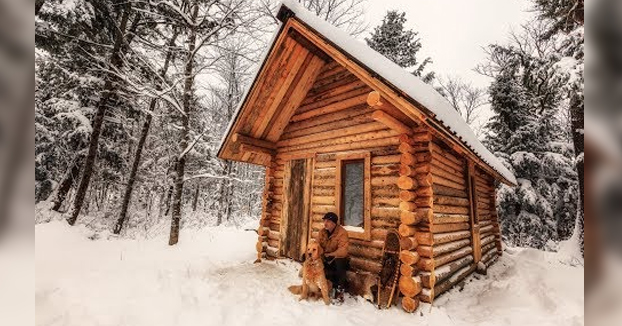 Este tío se construye de cero una cabaña de madera en mitad del bosque y graba el proceso