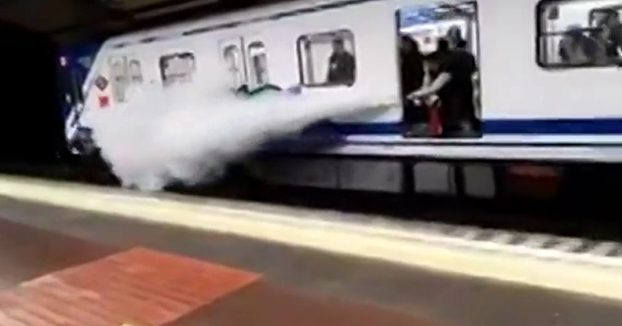 Un conductor de Metro de Madrid rocía con un extintor a dos grafiteros que pintaban un vagón