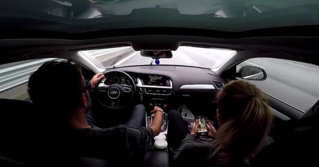 La cámara graba cómo este tío estabiliza su Audi A4 después de perder el control a 140 km/h