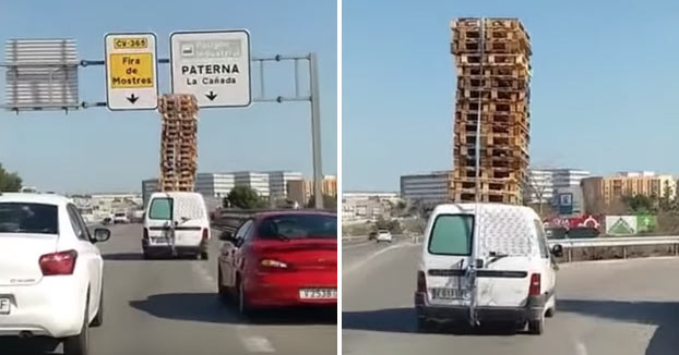 Identificado un conductor por transportar 16 palets apilados en el techo de su furgoneta en Valencia