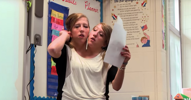 Abby y Brittany, las gemelas adosadas bicéfalas y su vida como profesoras de primaria