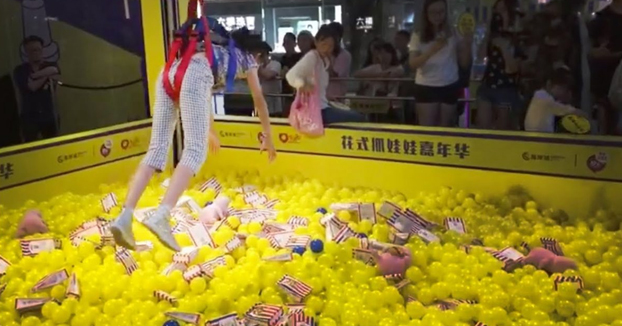 En las grúas de feria de China la garra eres tú