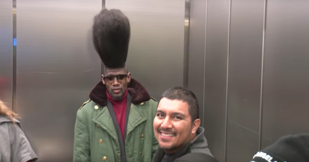 Entrar al ascensor y encontrarte a una persona con el peinado más loco