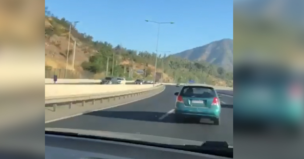 Golpea por detrás al coche de su amigo y provoca que este se estrelle contra un lado de la autopista