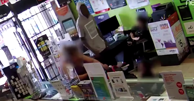 Un ladrón entra a robar en una tienda de móviles, lo encierran dentro y suplica que le dejen salir