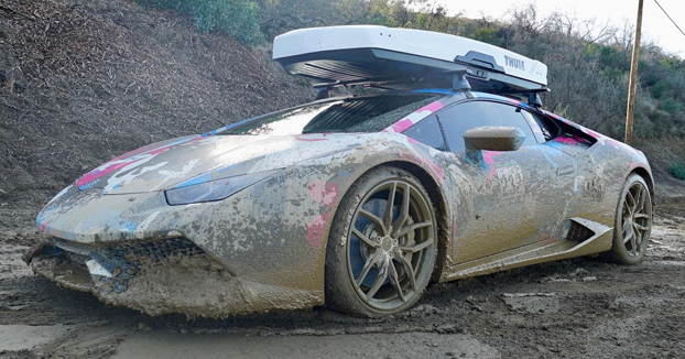 Cuando no tienes otra cosa mejor que hacer que meter tu Lamborghini en un barrizal