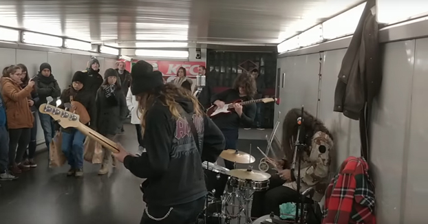 Cuando entras en el metro y unos músicos están tocando tu canción favorita