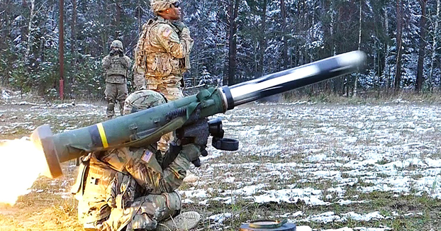 El lanzamiento de un misil Javelin a cámara lenta