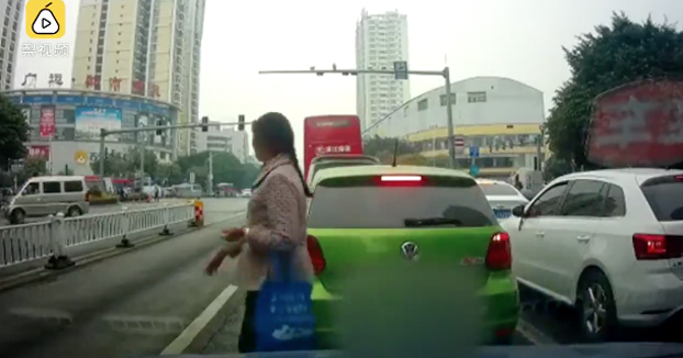 Es atropellada por un autobús y luego otro coche le golpea la cabeza dos veces con los neumáticos