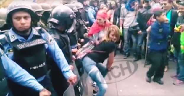 Mujeres haciendo twerking frente a unos policías durante una protesta en Honduras