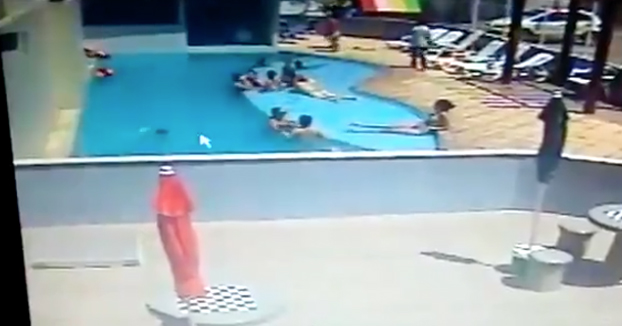 Un niño se ahoga en la piscina mientras está rodeado de adultos que ni se enteran