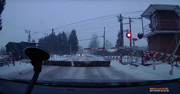 Las barreras de este paso a nivel se abren justo antes de que vaya a pasar el tren