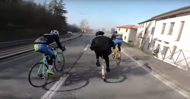 Sacerdote con una bici plegable se pica a toda velocidad con unos ciclistas