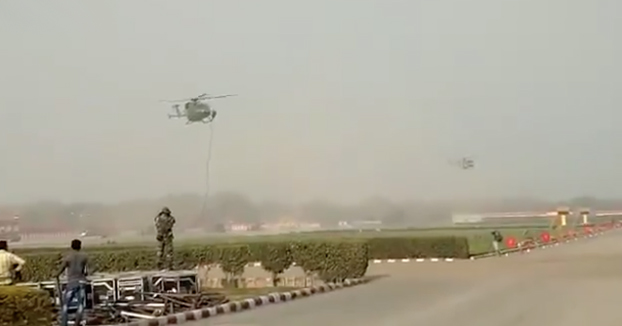 Unos soldados caen desde un helicóptero durante un ejercicio de descenso