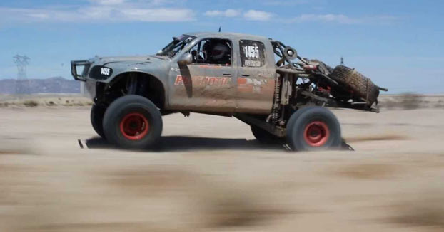 Atención a la suspensión de este 4x4 yendo a toda velocidad por un terreno irregular