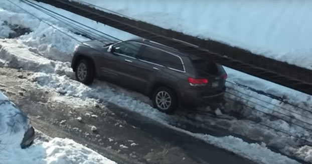 Este hombre se agarra un buen cabreo intentando sacar su SUV atascado en la nieve