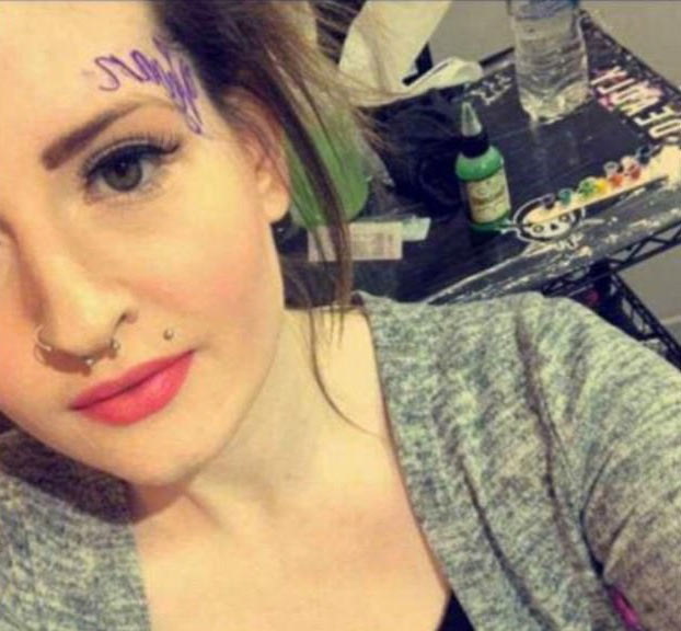 Esta mujer se tatúa en la cara la palabra 'Vegana': ''Así no tengo que explicar cada 5 minutos que soy vegana''
