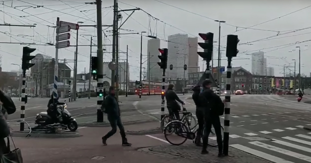 Impresionantes rachas de viento de hasta 120 km/h se llevan a los peatones en Ámsterdam