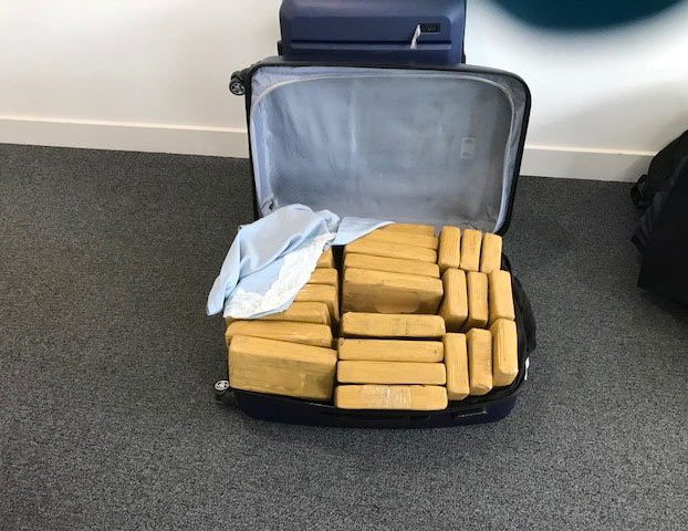 Dos españoles entre los detenidos en Reino Unido en un jet privado con 15 maletas llenas de cocaína