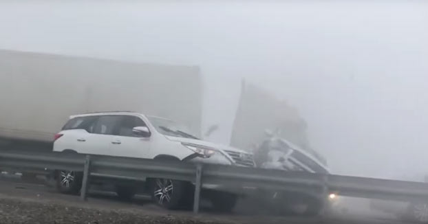 Accidente en cadena en una autopista de Dubai debido a la niebla