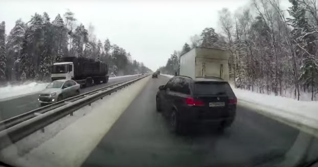 El conductor de este BMW adelanta de forma imprudente y echa a un camión de la carretera