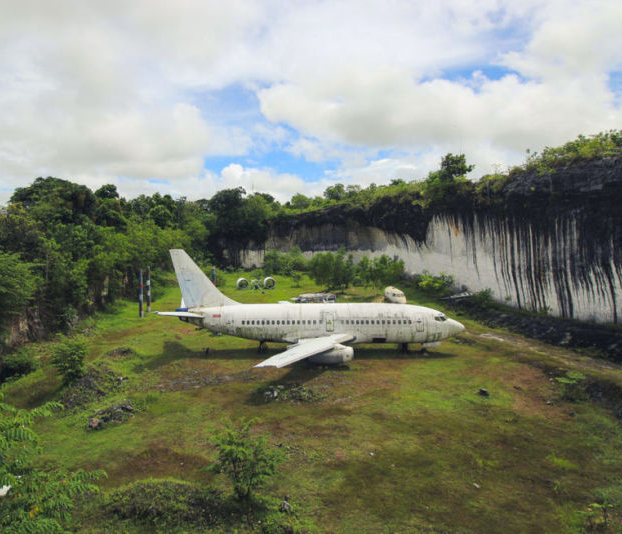 Hay un Boeing 737 abandonado en un campo de Bali, y nadie sabe quién lo dejó ahí