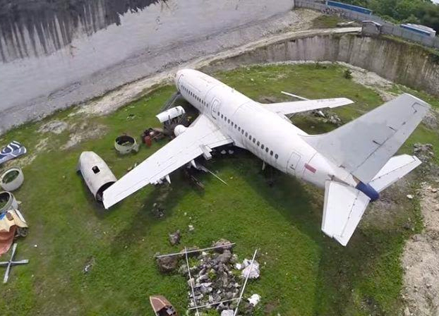 Hay un Boeing 737 abandonado en un campo de Bali, y nadie sabe quién lo dejó ahí