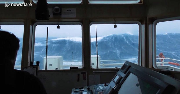 Un buque ERRV luchando contra olas gigantes en el Mar del Norte