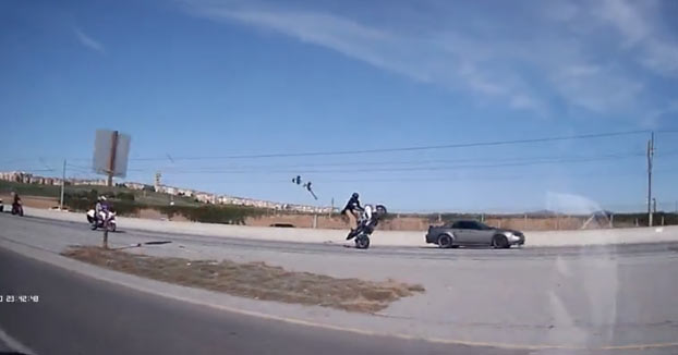 Hace un caballito en plena autovía con un policía detrás en moto