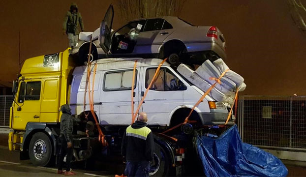 Denuncian a un camión cargado con una furgoneta, un coche y cuatro colchones