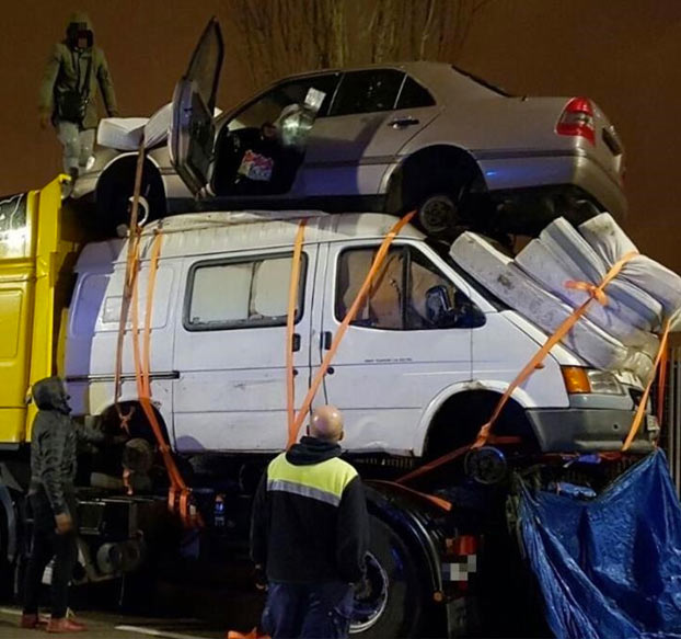 Denuncian a un camión cargado con una furgoneta, un coche y cuatro colchones