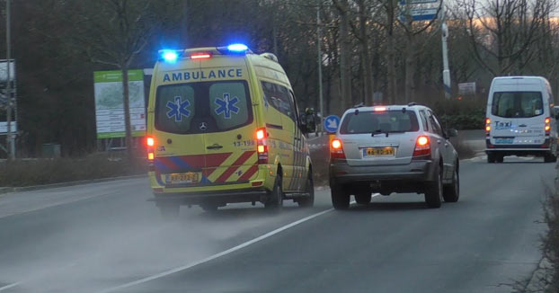 Premio al imbécil del año: Se pica con la ambulancia