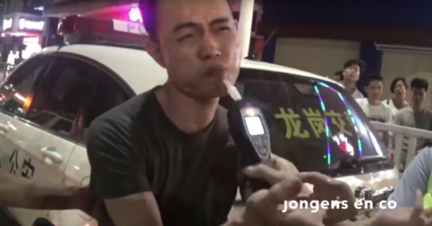 Un conductor ebrio se burla de la policía en un control de alcoholemia e Internet hace este maravilloso vídeo