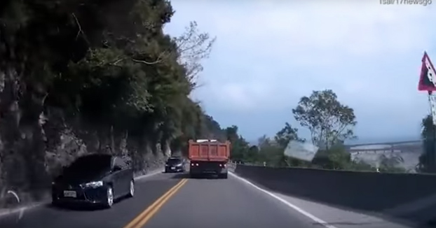 Por un segundo se salva de que una enorme roca no le caiga encima del coche