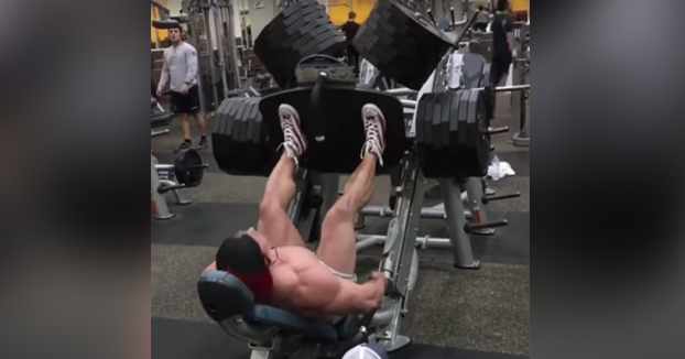 Haciendo piernas en el gym con la máquina al máximo de peso