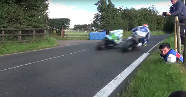 TT Isla de Man: Sacando la cabeza para sentir todavía más las motos pasando a 280 km/h